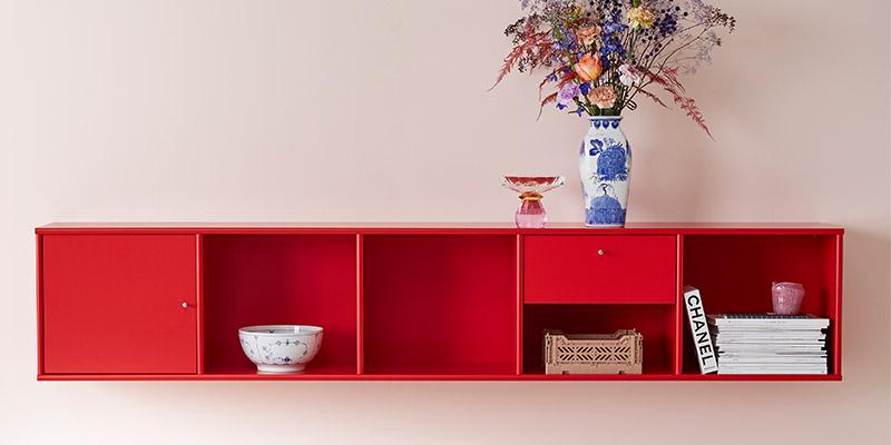 rød reolopstilling fra mistral til væggen